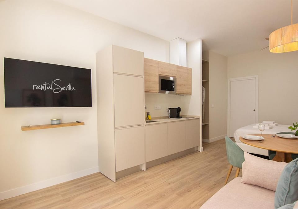 TV and multimedia, Kitchen or kitchenette, Dining area, oven, stove
