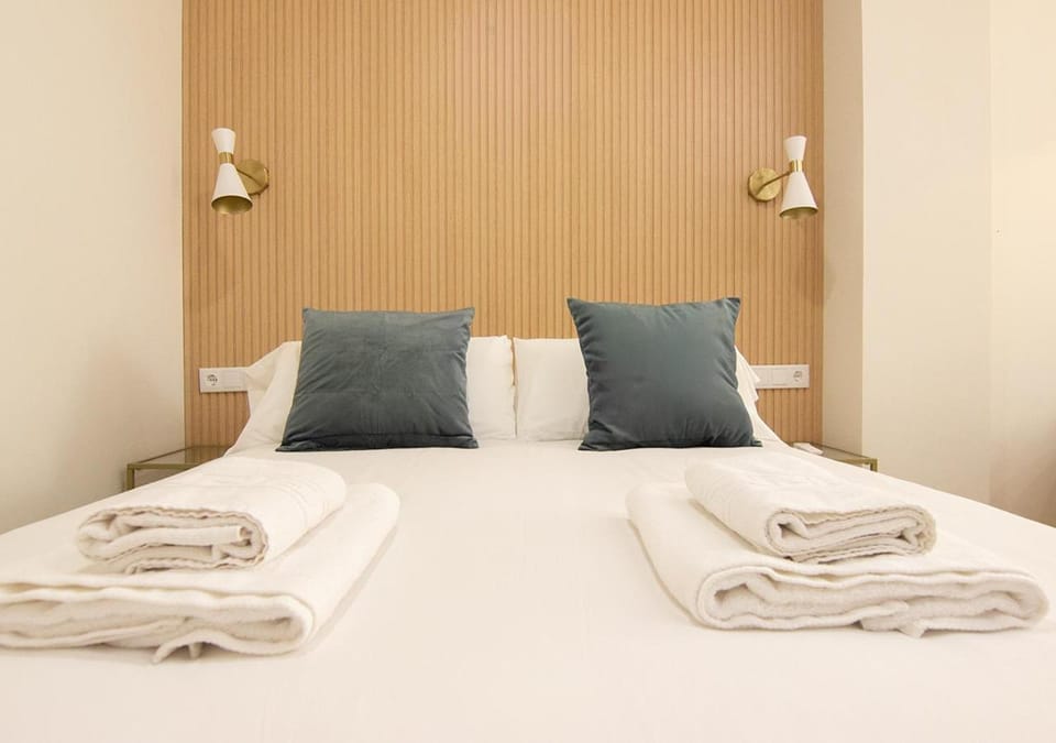 Bed, Photo of the whole room, Bedroom, towels