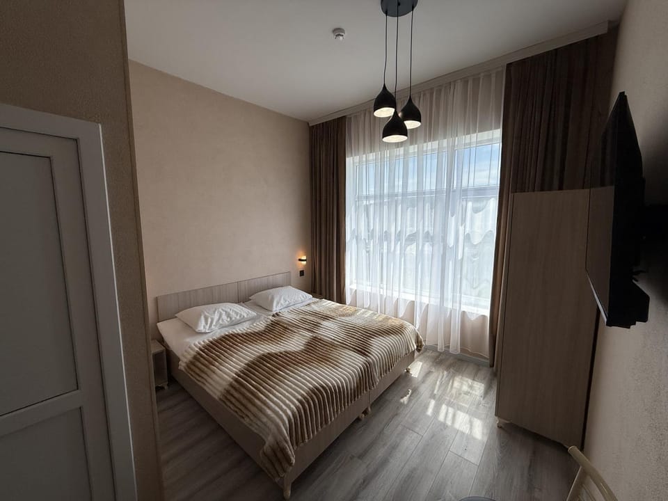 Bed, TV and multimedia, Photo of the whole room, Bedroom, wardrobe