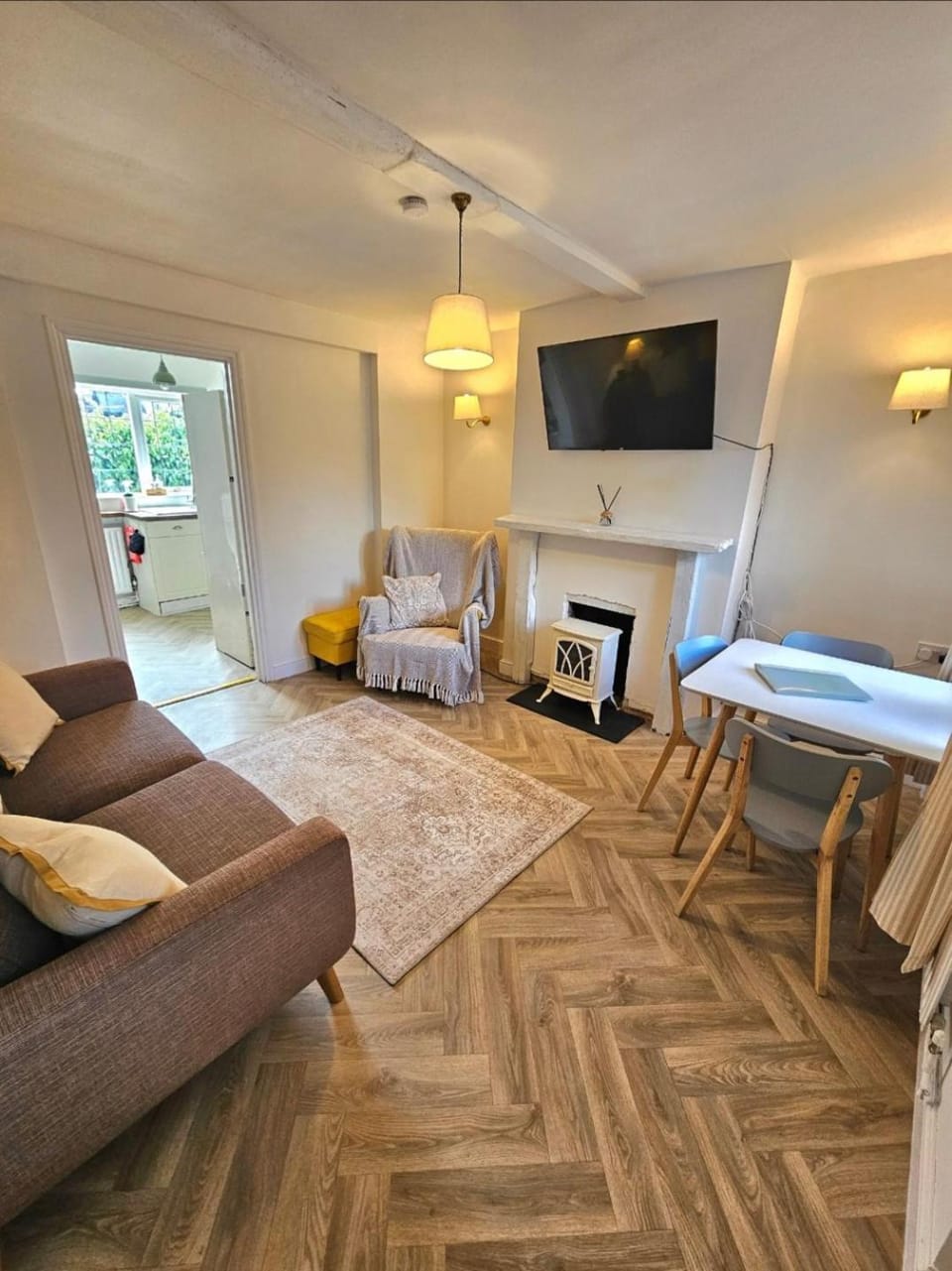 TV and multimedia, Living room, Seating area, Dining area