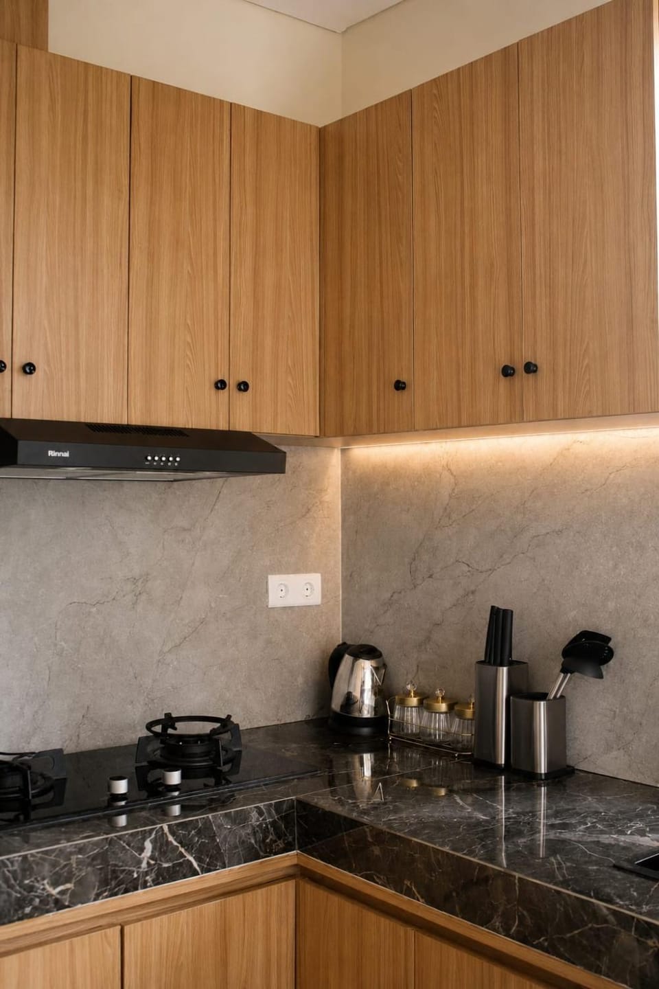 Coffee/tea facilities, Kitchen or kitchenette, stove
