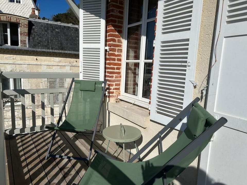 Balcony/Terrace, sunbed