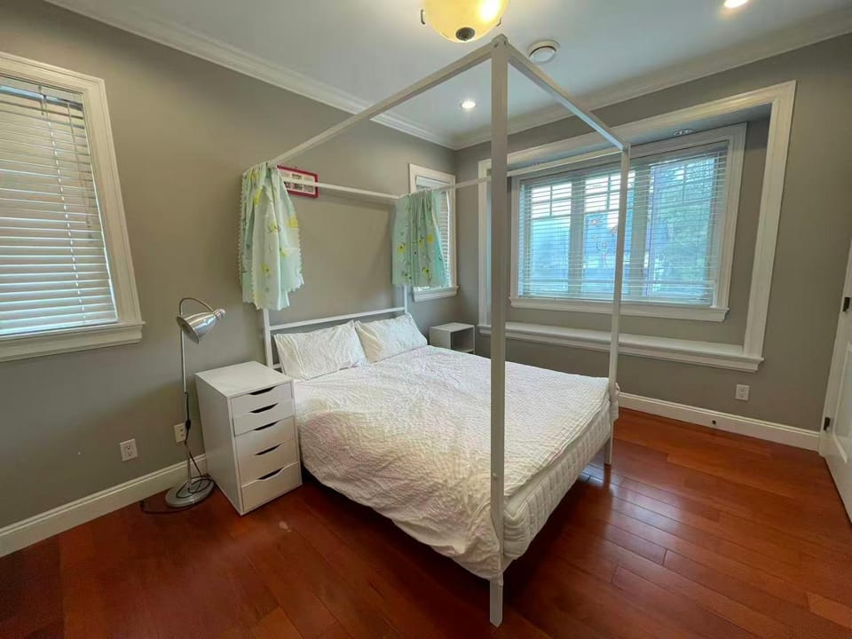 Cozy 2BR Unit, Quiet Area and Easy Transit Bed and Breakfast in Vancouver