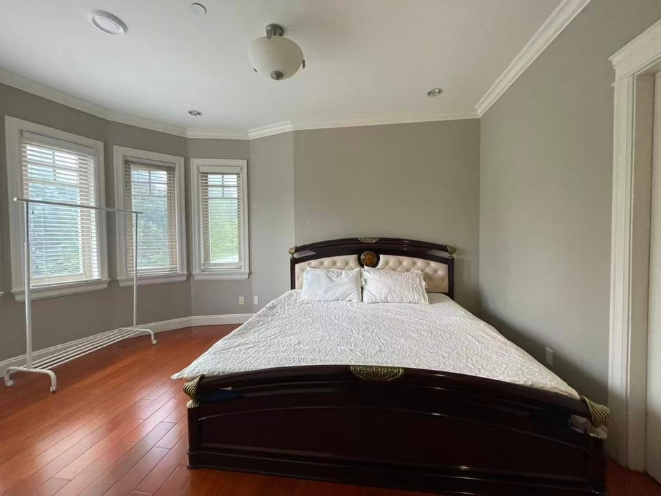 Cozy 2BR Unit, Quiet Area and Easy Transit Bed and Breakfast in Vancouver