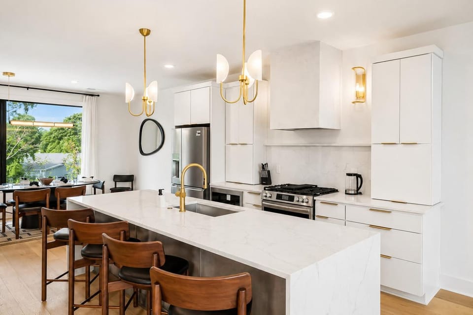 Modern 4BR Nashville Townhouse Rooftop Lounge Apartment in Berry Hill