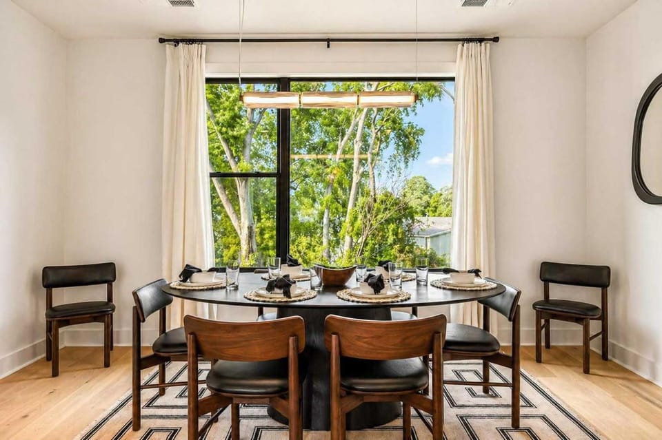 Modern 4BR Nashville Townhouse Rooftop Lounge Apartment in Berry Hill