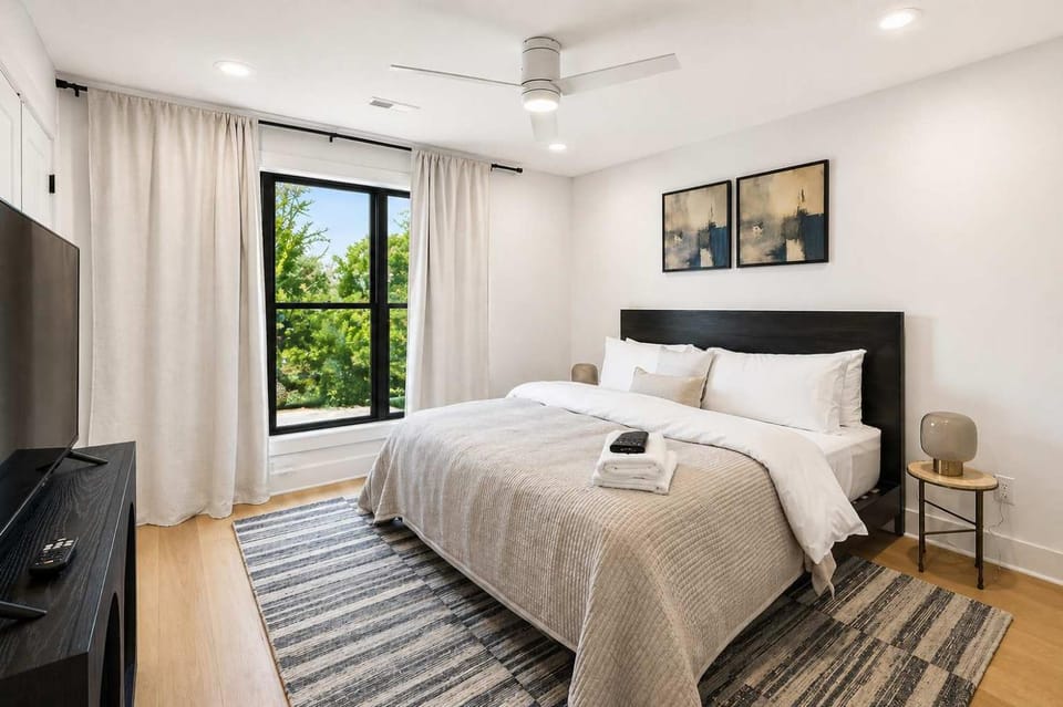 Modern 4BR Nashville Townhouse Rooftop Lounge Apartment in Berry Hill