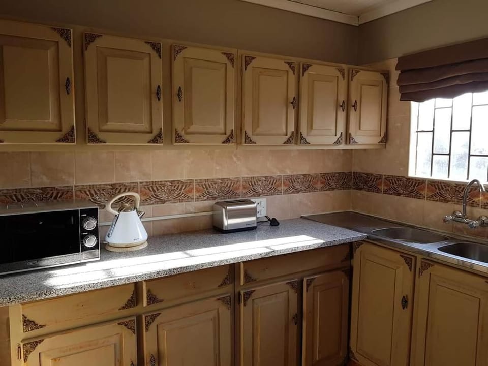 Coffee/tea facilities, Kitchen or kitchenette, stove, toaster