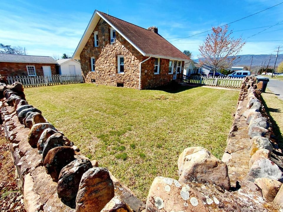 Shenandoah Stone Retreat House in Shenandoah
