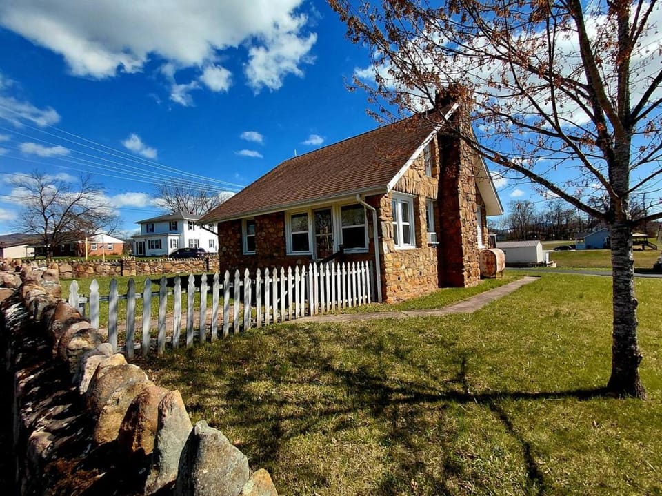 Shenandoah Stone Retreat House in Shenandoah