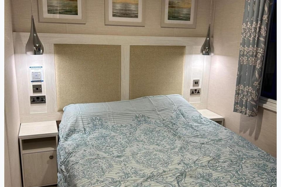 3 Bedroom Sleeps 8 - Free Parking - Balcony Apartment in Primrose Valley