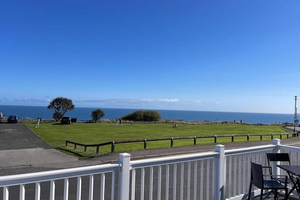 3 Bedroom Sleeps 8 - Free Parking - Balcony Apartment in Primrose Valley