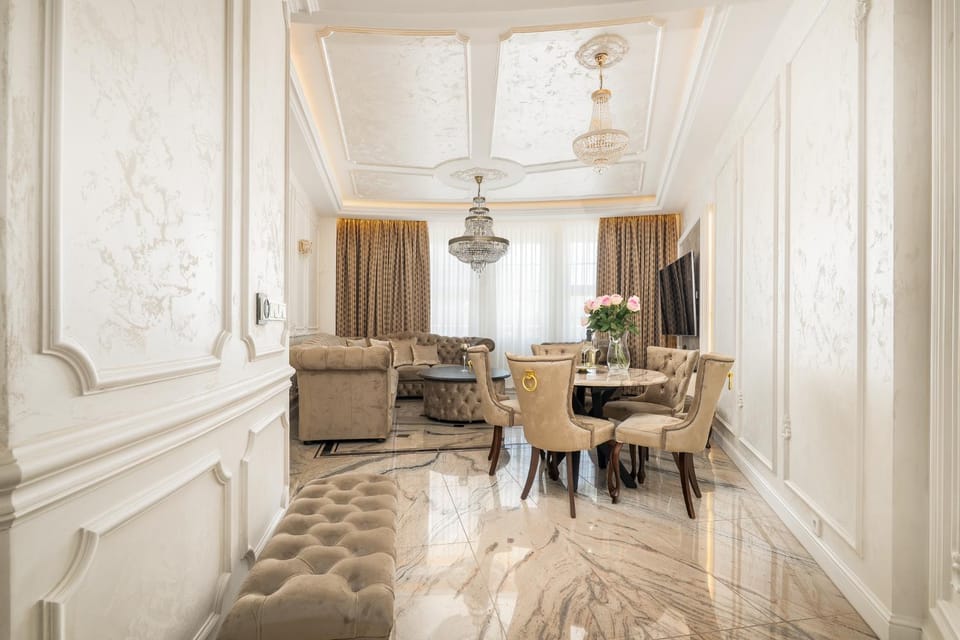 Facade/entrance, TV and multimedia, Balcony/Terrace, Living room, Seating area, Dining area