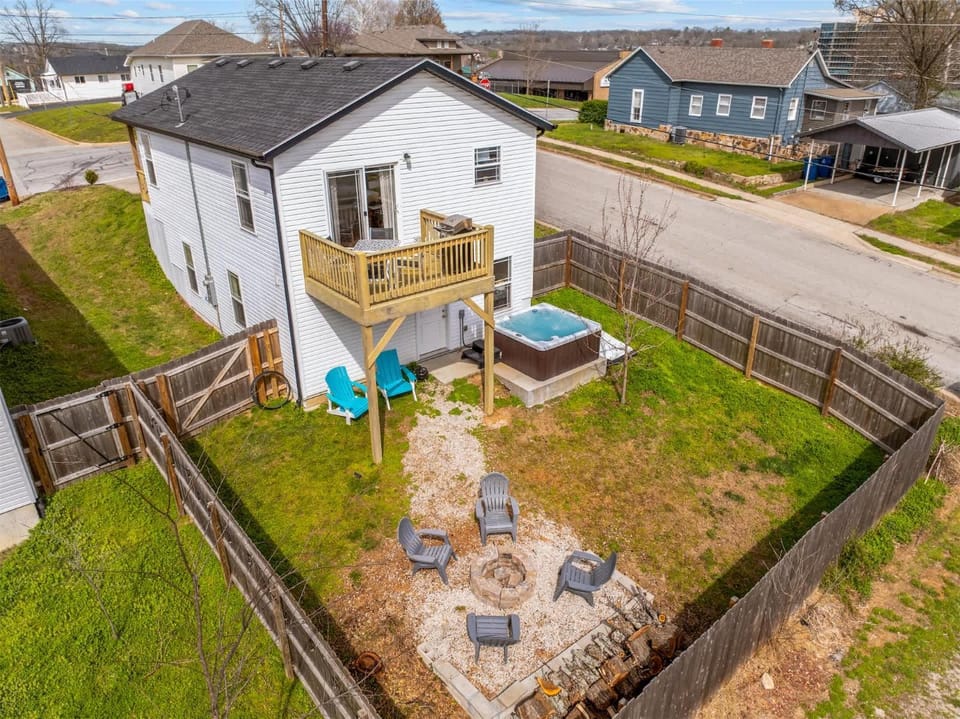Trolly Inn Hot Tub Walkable House in Branson