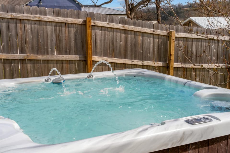 Trolly Inn Hot Tub Walkable House in Branson