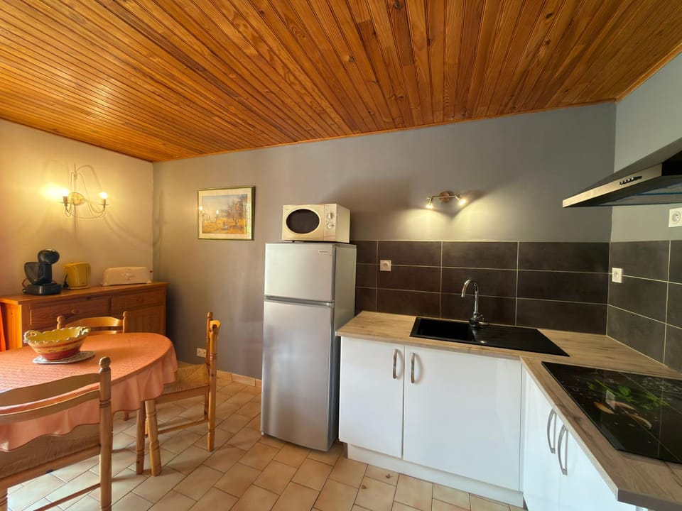 Kitchen or kitchenette, Dining area, stove