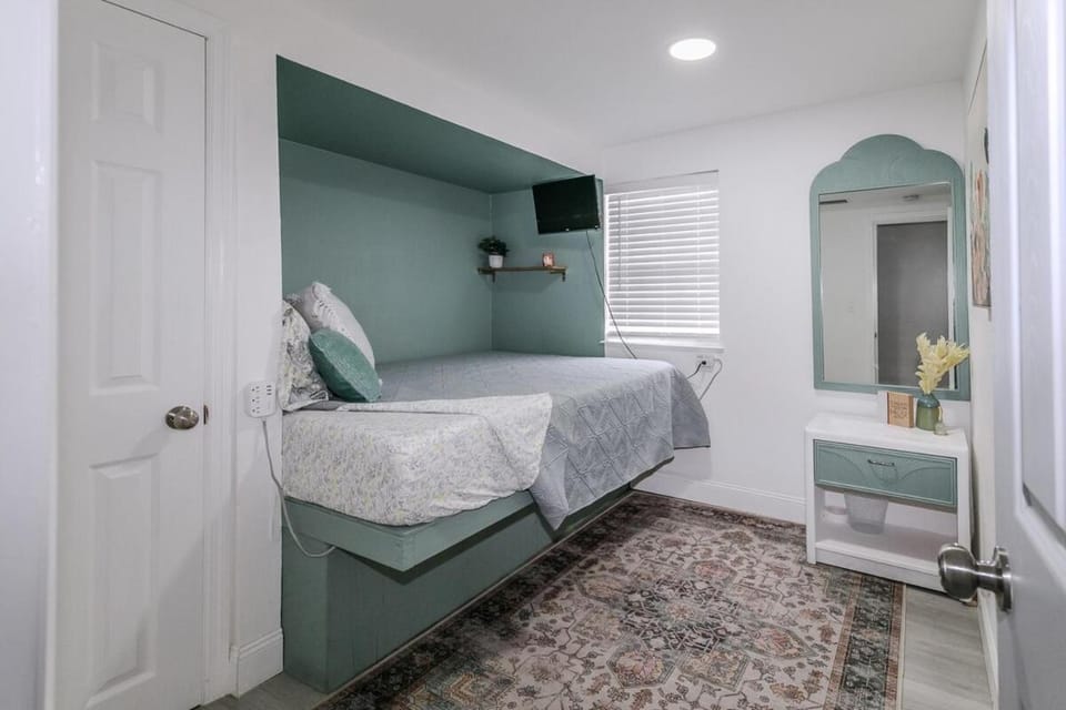 Cozy unique home with hot tub, grill area and yard plus NO cleaning fee House in Fort Myers