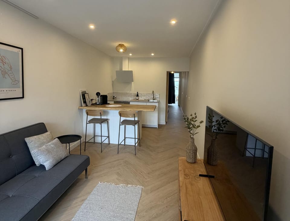 TV and multimedia, Kitchen or kitchenette, Living room, Seating area, Dining area