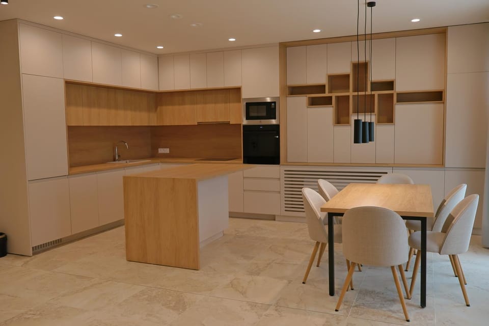 Kitchen or kitchenette, Dining area