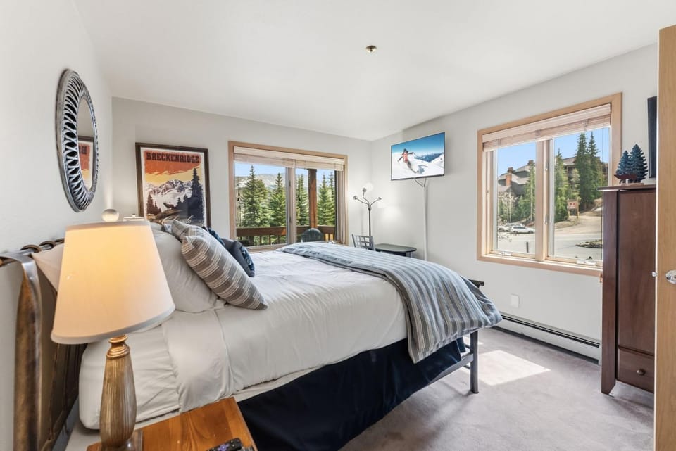 Breck Getaway Ski-In-Ski-Out Shared Hot Tub House in Breckenridge