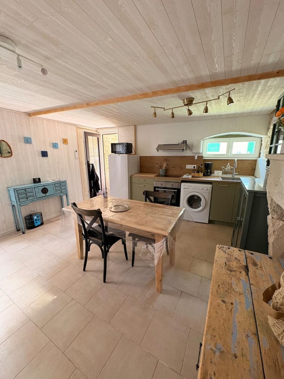 Kitchen or kitchenette, Dining area, oven, stove