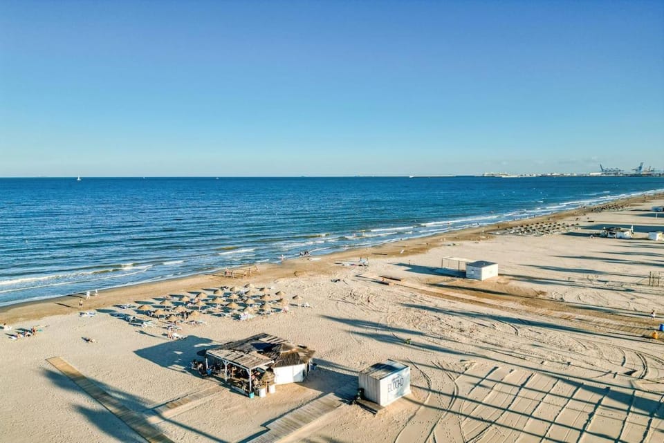 With ocean and pool views - Next to the beach - Private terrace Apartment in Valencia