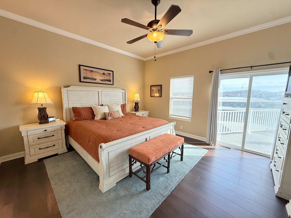 Malibu Sunrise Lakefront Oasis House in Osage Beach