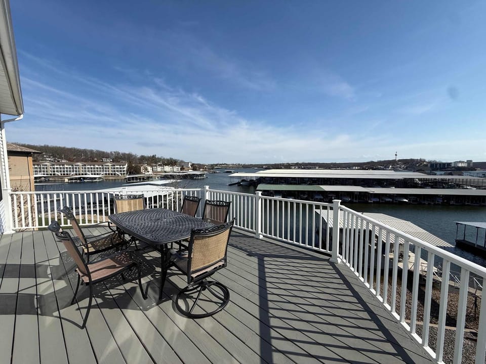 Malibu Sunrise Lakefront Oasis House in Osage Beach