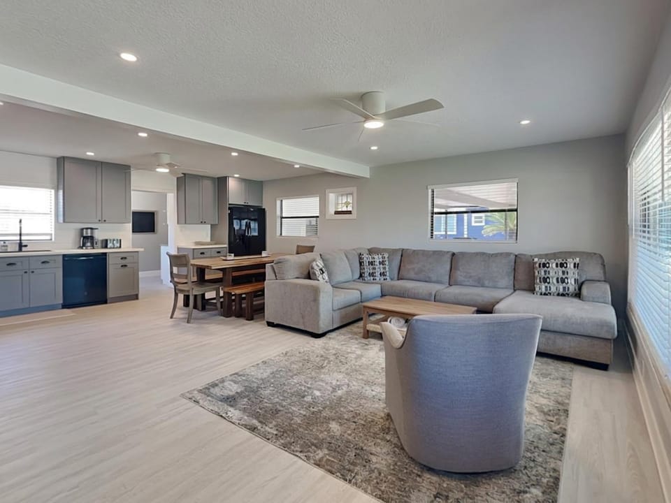 TV and multimedia, Kitchen or kitchenette, Living room, Seating area, Dining area, furniture