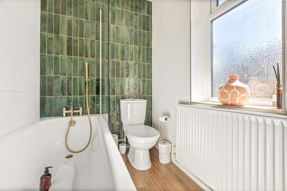 Modern 2-Bed House in Reading House in Reading