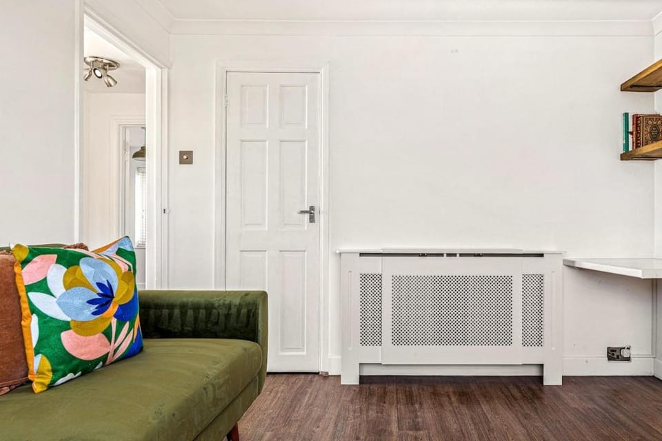 Modern 2-Bed House in Reading House in Reading