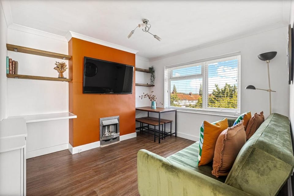 Modern 2-Bed House in Reading House in Reading
