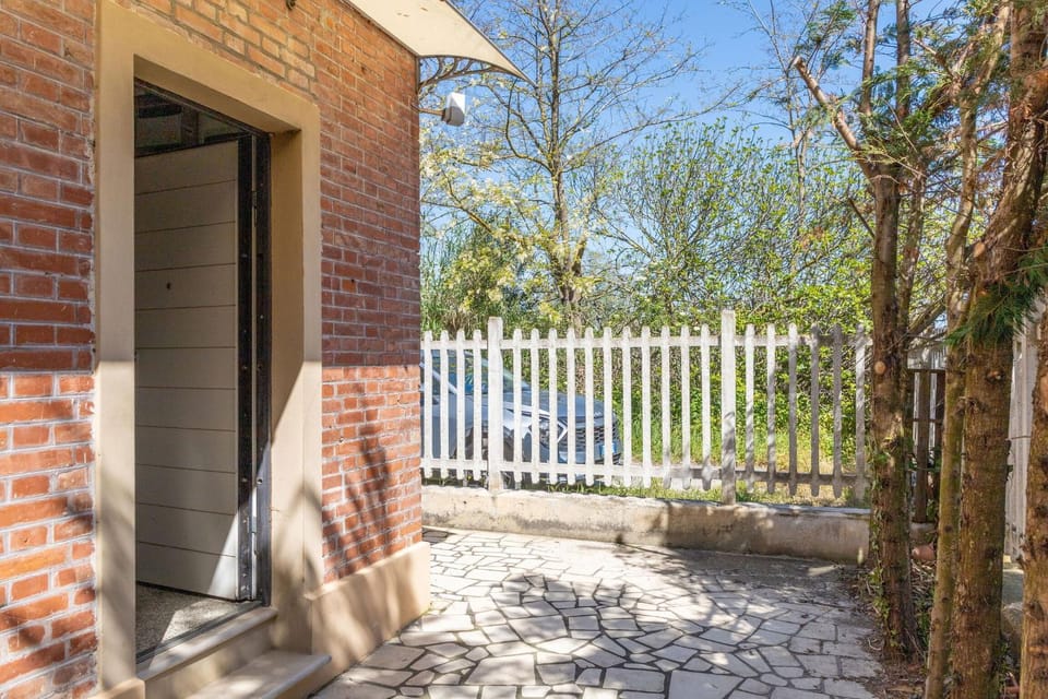 Property building, Spring, Day, Garden, Garden view