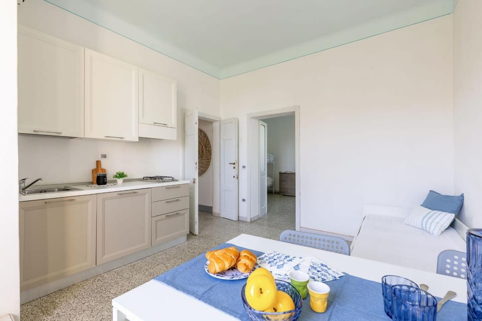 Bed, Kitchen or kitchenette, Food and drinks, Photo of the whole room, Dining area, Bedroom, Food, minibar, oven, pet friendly, stove, towels
