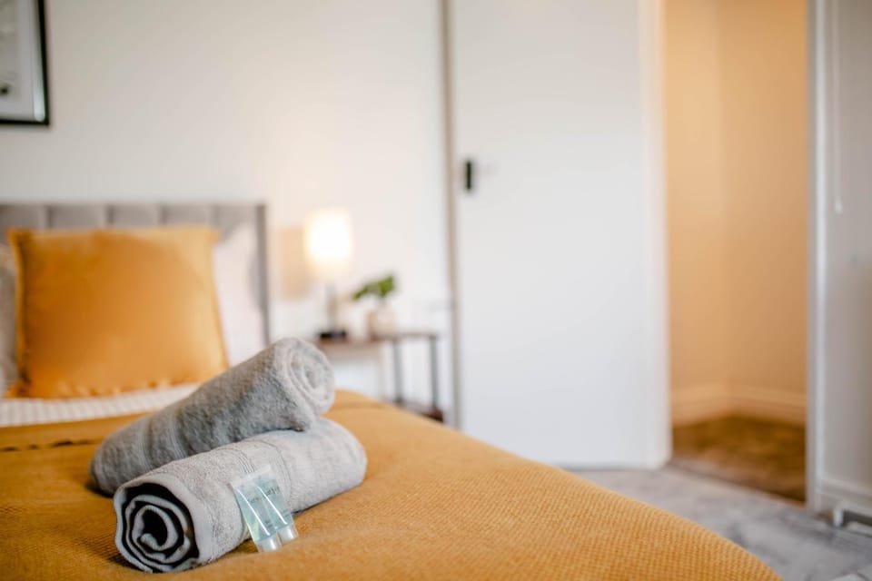 Bed, Photo of the whole room, Bedroom, towels