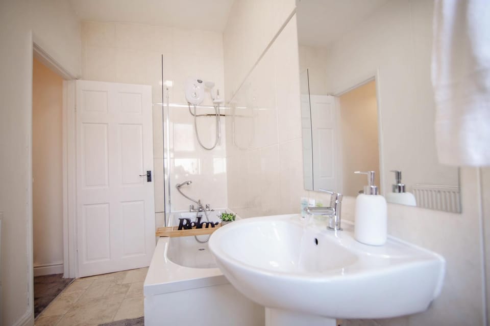 Shower, Toilet, Bathroom, Bath, towels