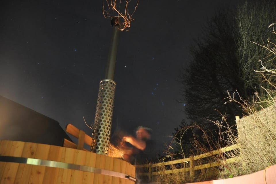 Seren with Wood Fired Hot Tub Apartment in Forest of Dean