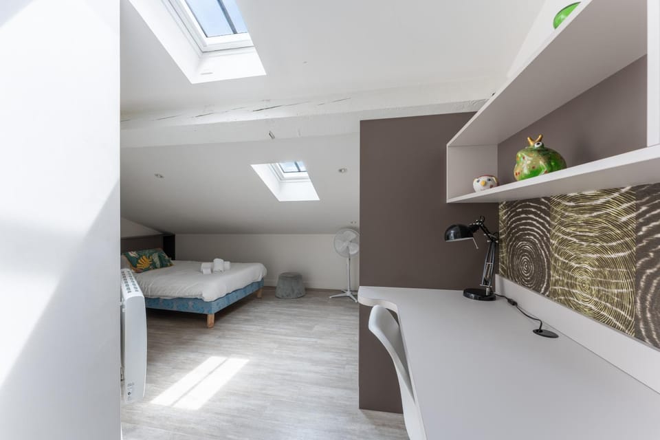 Photo of the whole room, Bedroom