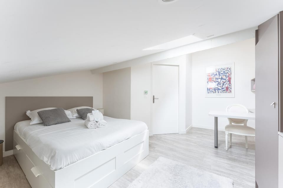 Photo of the whole room, Bedroom