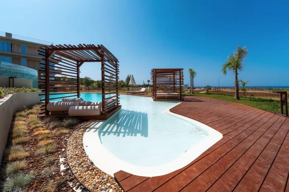 Seaview Bright Apartment - Oceanfront Luxury Apartment in Quarteira