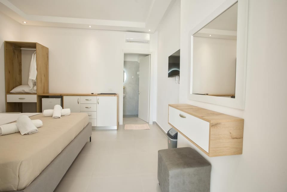 Bed, TV and multimedia, Photo of the whole room, Bedroom, towels, wardrobe, air conditioner