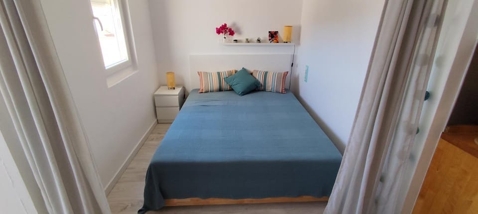 Bed, Bedroom, Mountain view