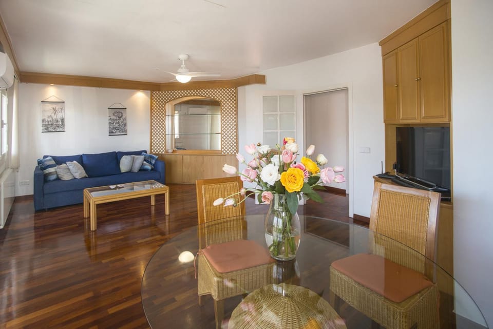 TV and multimedia, Living room, Seating area, Dining area