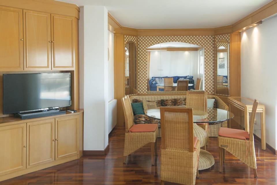 Communal lounge/ TV room, Living room, Dining area