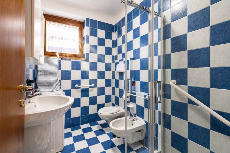 Shower, Toilet, Bathroom, bidet, towels