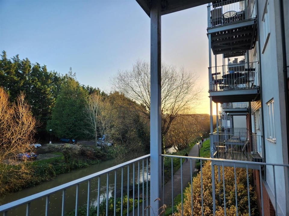 Canterbury Riverside Retreat - Balconies & Parking Apartment in Canterbury