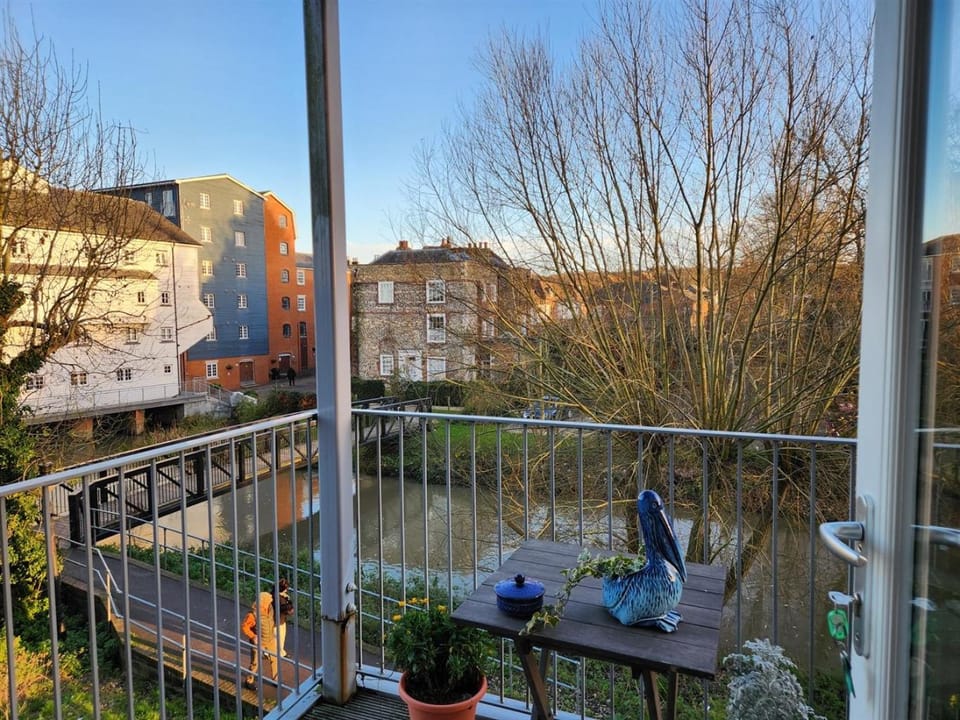 Canterbury Riverside Retreat - Balconies & Parking Apartment in Canterbury