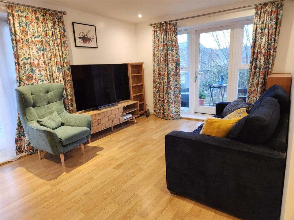 Canterbury Riverside Retreat - Balconies & Parking Apartment in Canterbury