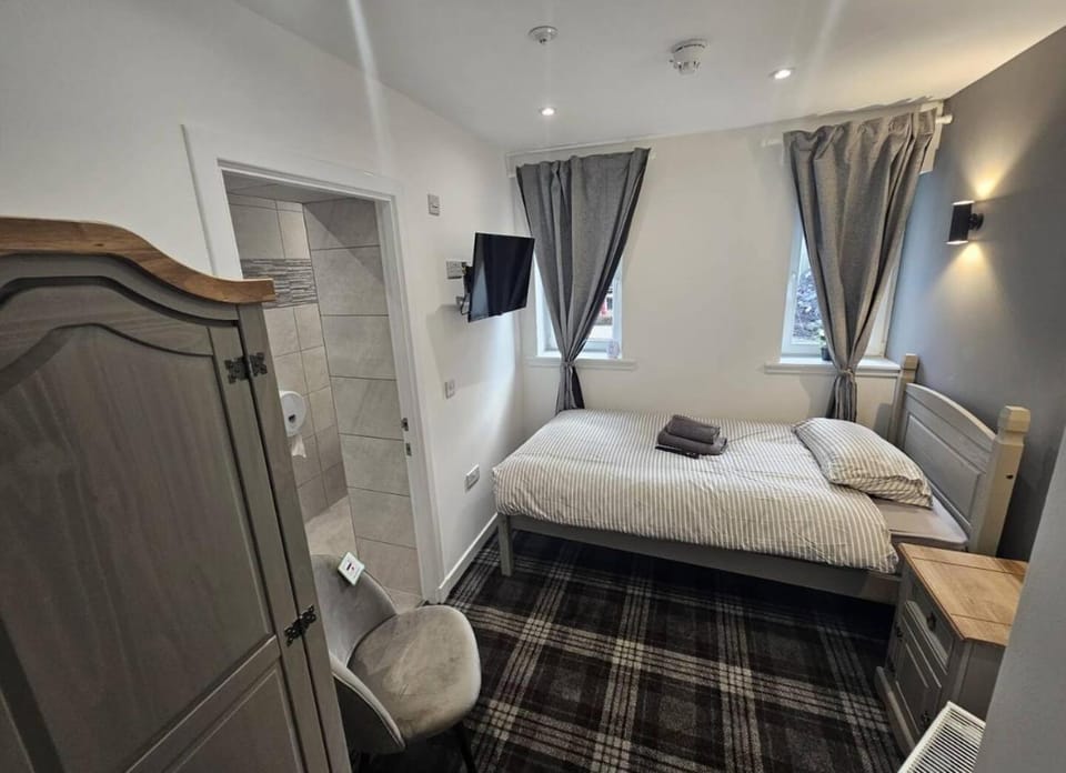 Photo of the whole room, Bedroom, wardrobe