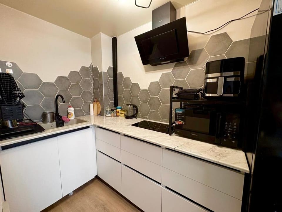 Coffee/tea facilities, Kitchen or kitchenette, stove, toaster